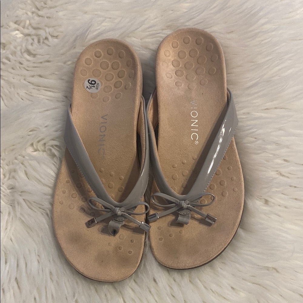 Vionic Gray Sandals with Thong Strap and Comfortable Footbed size 9.5